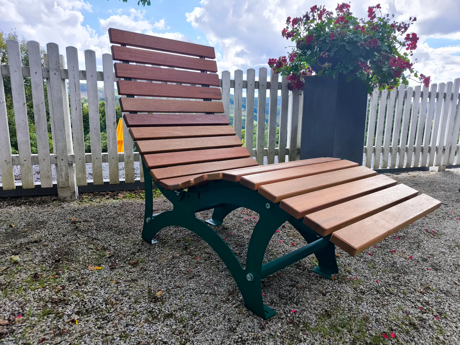 Ergonomische Waldsofa-Einzelliege mit pulverbeschichtetem Gestell und lackierten Bangkirai-Holzlatten auf einer Terrasse