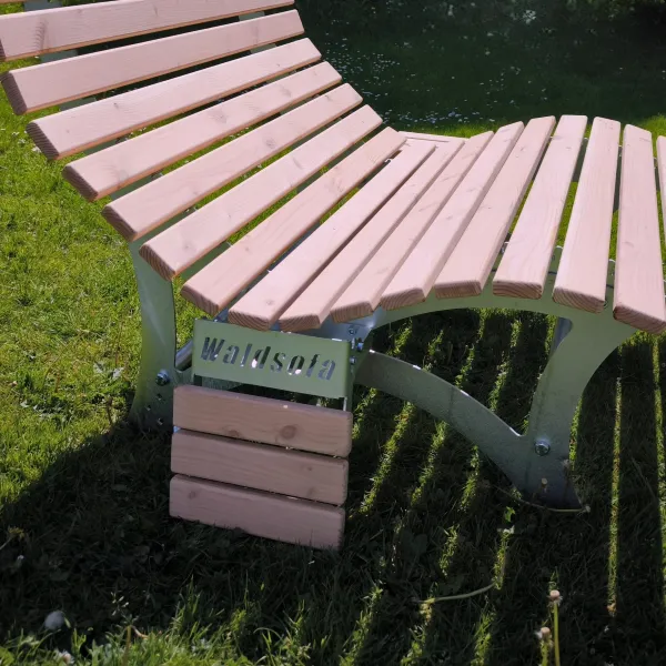 Seitlicher Klapptisch am Waldsofa als flexible Ablagefläche für Kaffeetasse oder Buch. Das feuerverzinkte Metallgestell und das heimische Douglasienholz sorgen