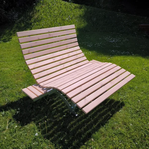 Ergonomische Waldsofa-Holzliege für den Garten oder Park auf einer Rasenfläche