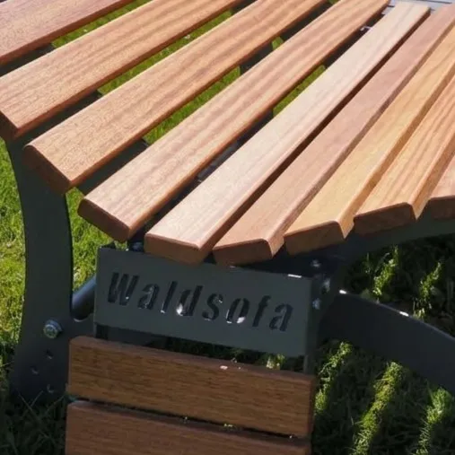 Waldsofa mit pulverbeschichtetem Stahlgestell in RAL 7016 Anthrazitgrau und Bangkirai-Holzlatten