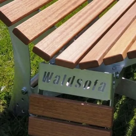 Waldsofa Wellenliege mit verzinktem Gestell und Holzauflage aus Bangkirai im Garten